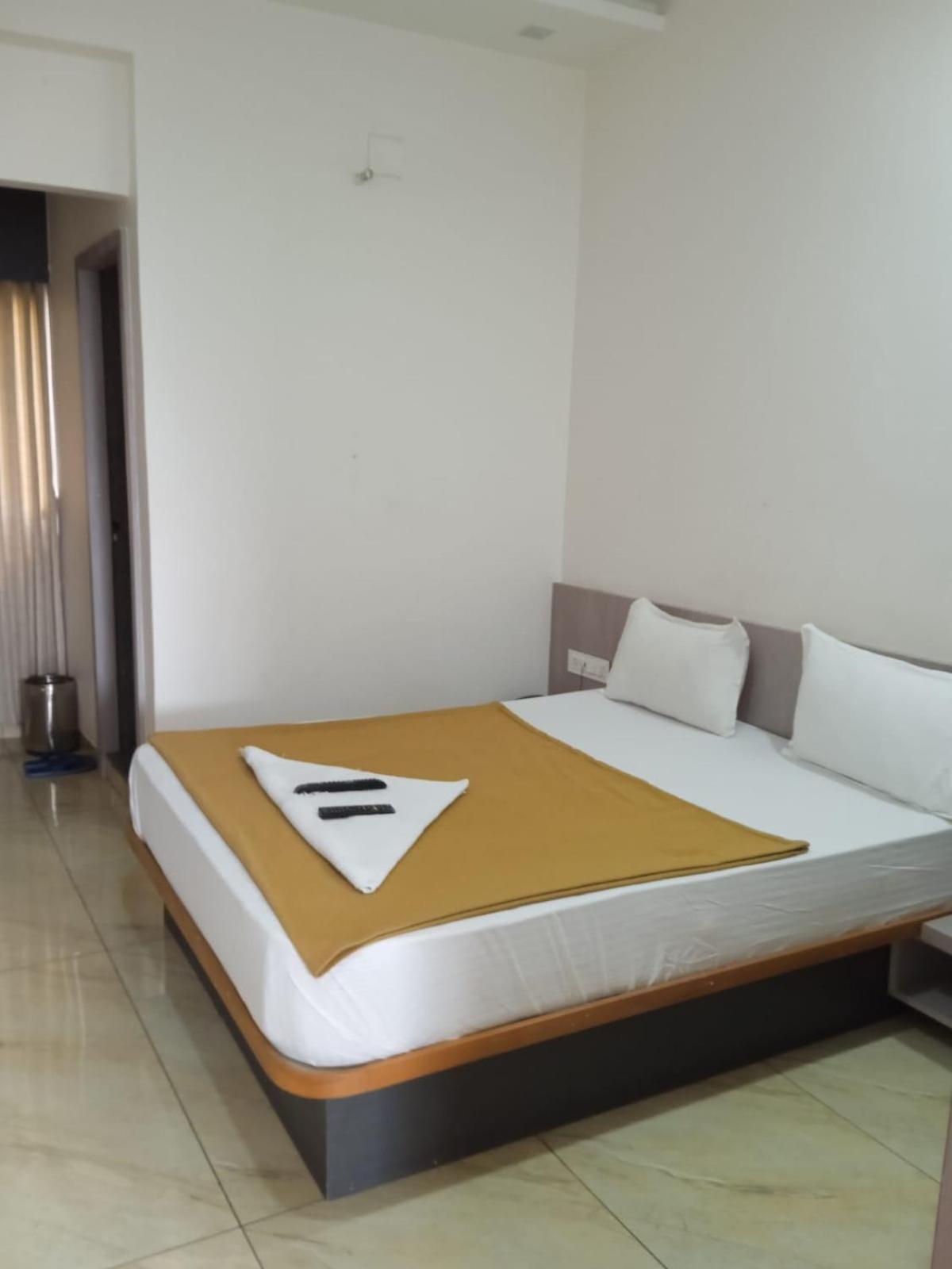 Hotel Crossview Palanpur Екстер'єр фото