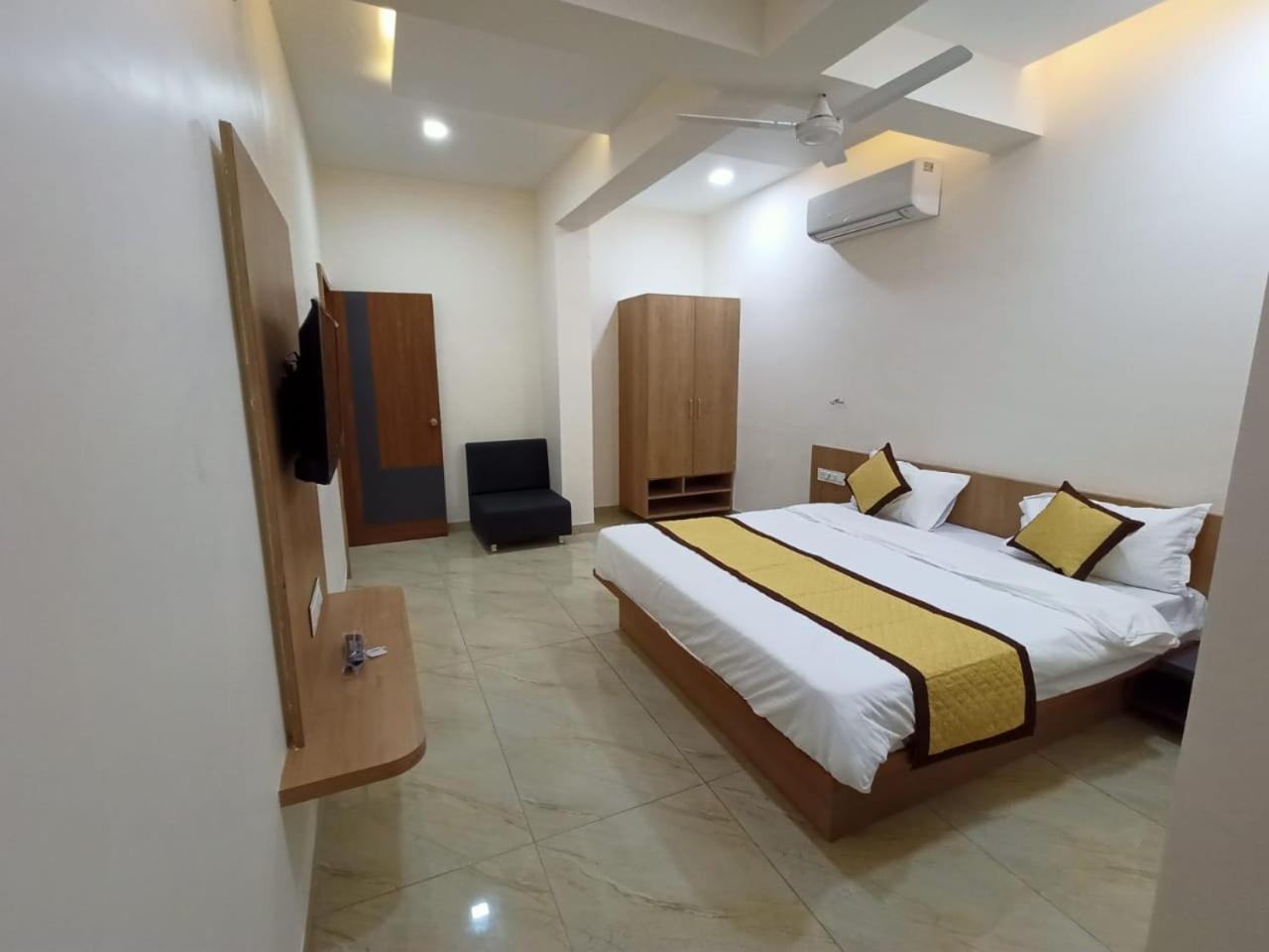 Hotel Crossview Palanpur Екстер'єр фото