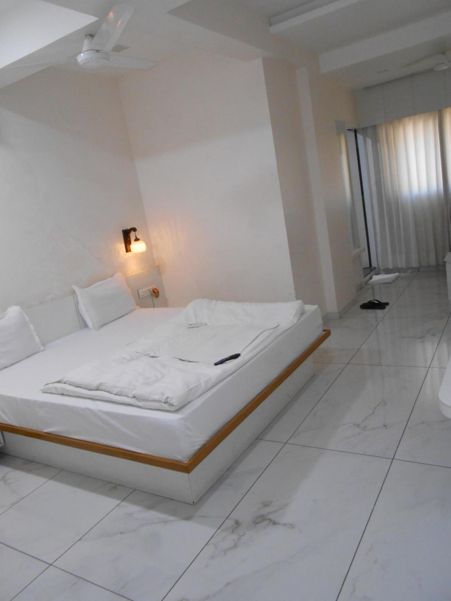 Hotel Crossview Palanpur Екстер'єр фото